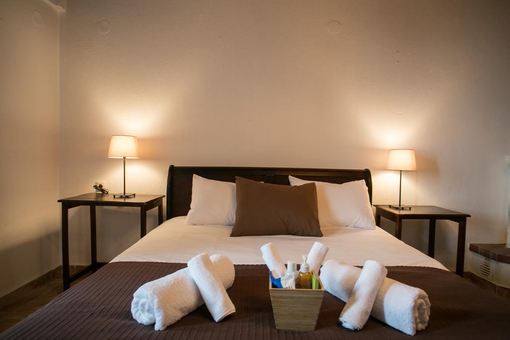 Enastron Guesthouse 帕莱斯潘蒂雷蒙 客房 照片