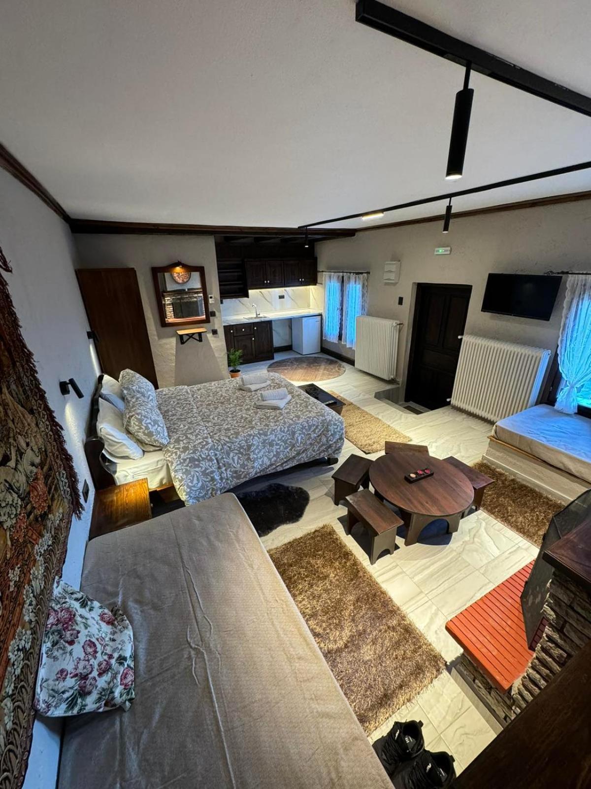 Enastron Guesthouse 帕莱斯潘蒂雷蒙 外观 照片